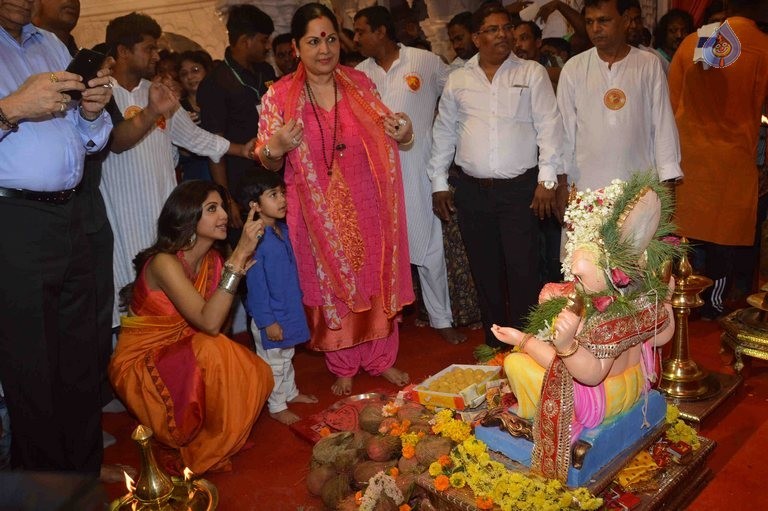 Shilpa Shetty Family at Andheri Cha Raja - 9 / 23 photos