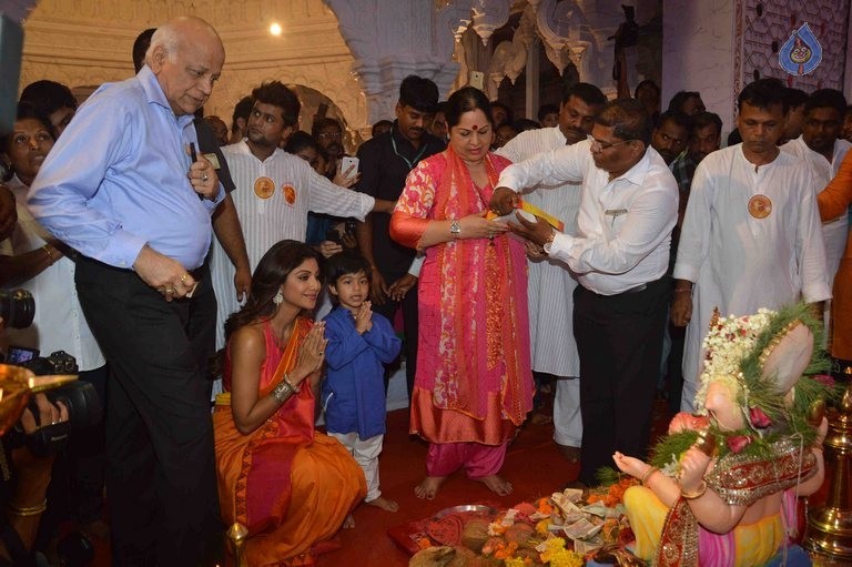 Shilpa Shetty Family at Andheri Cha Raja - 12 / 23 photos