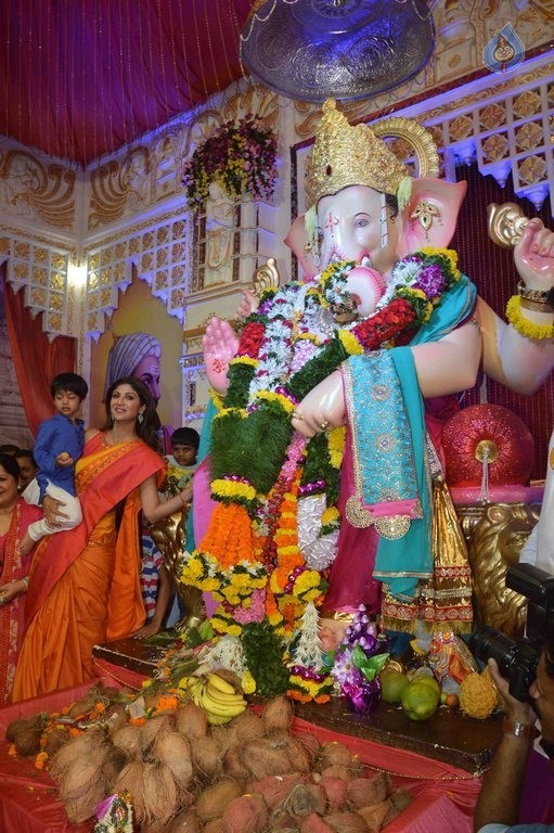 Shilpa Shetty Family at Andheri Cha Raja - 17 / 23 photos