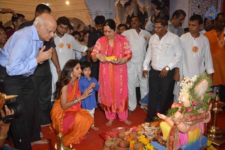 Shilpa Shetty Family at Andheri Cha Raja - 18 / 23 photos