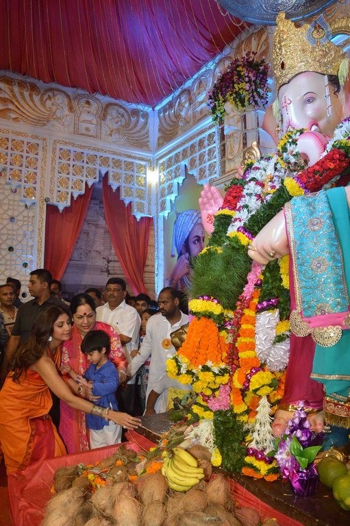 Shilpa Shetty Family at Andheri Cha Raja - 19 / 23 photos