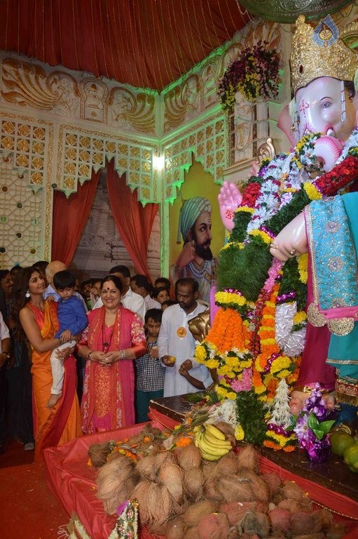 Shilpa Shetty Family at Andheri Cha Raja - 23 / 23 photos