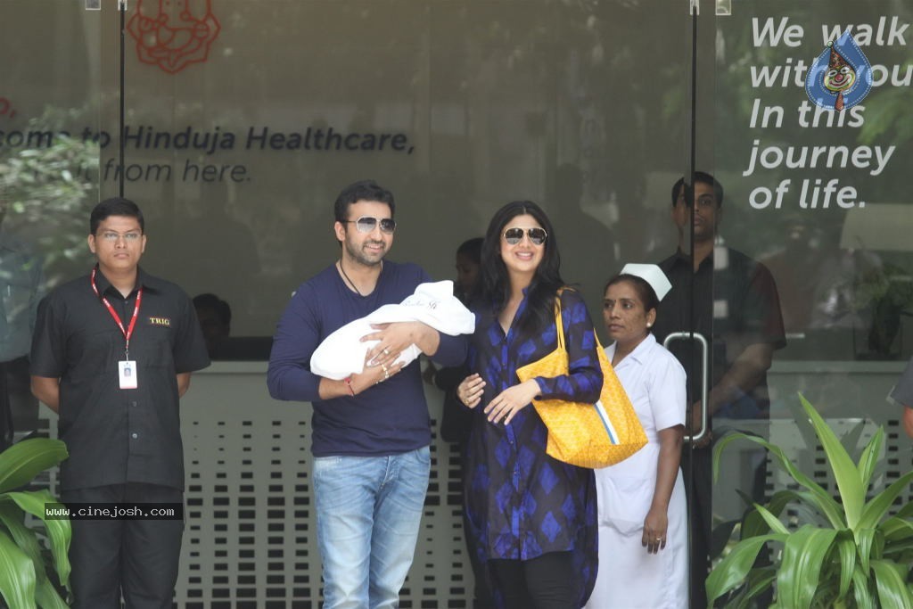 Shilpa Shetty With Her Baby Boy - 30 / 34 photos