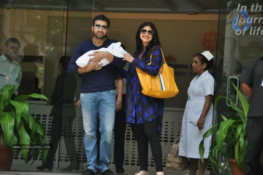 Shilpa Shetty With Her Baby Boy - 34 / 34 photos