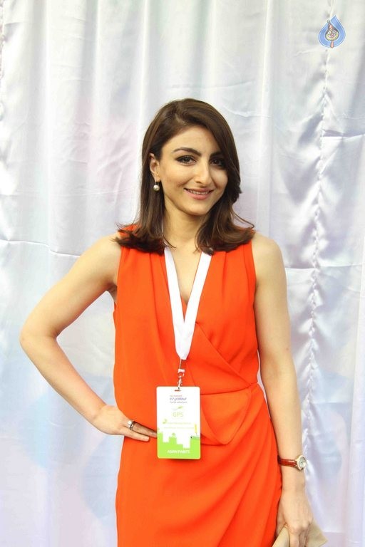 Soha Ali Khan at Green Painting Service Event - 3 / 19 photos