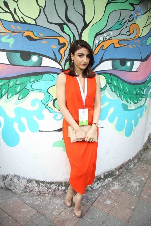 Soha Ali Khan at Green Painting Service Event - 4 / 19 photos