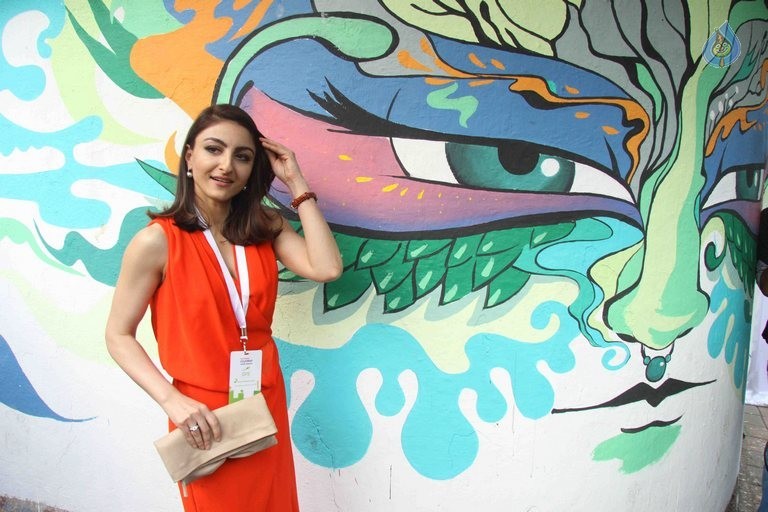 Soha Ali Khan at Green Painting Service Event - 6 / 19 photos