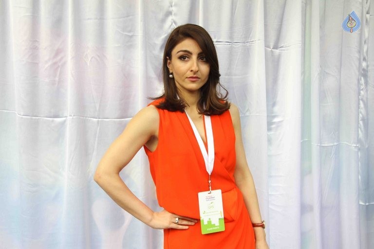 Soha Ali Khan at Green Painting Service Event - 10 / 19 photos