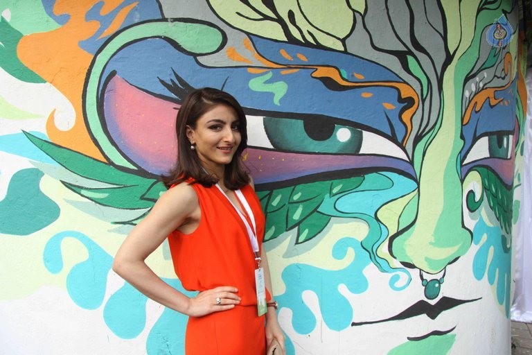 Soha Ali Khan at Green Painting Service Event - 11 / 19 photos