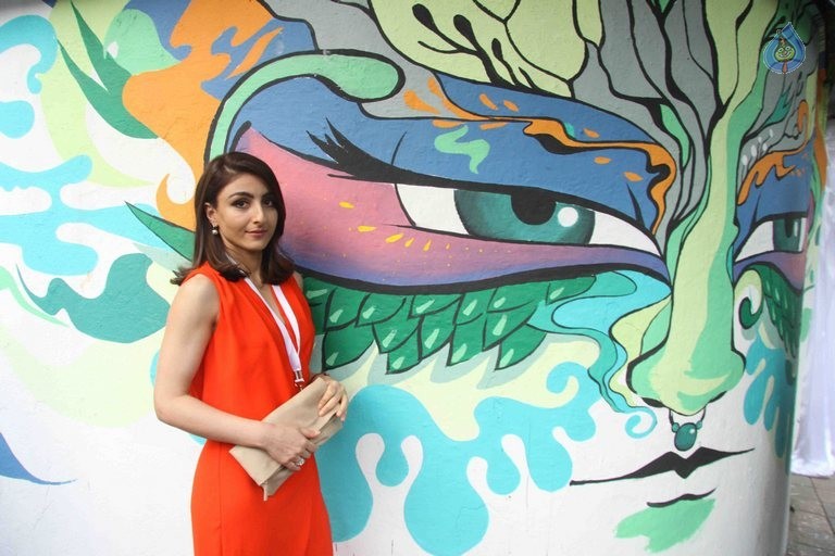 Soha Ali Khan at Green Painting Service Event - 13 / 19 photos