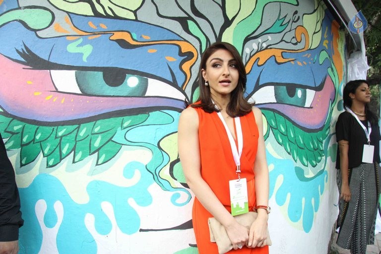 Soha Ali Khan at Green Painting Service Event - 15 / 19 photos