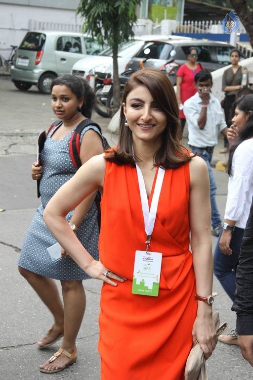 Soha Ali Khan at Green Painting Service Event - 17 / 19 photos