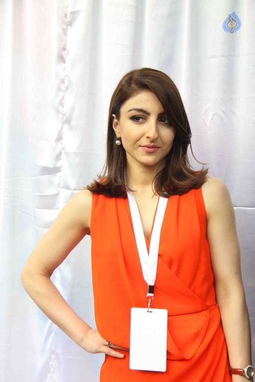 Soha Ali Khan at Green Painting Service Event - 18 / 19 photos