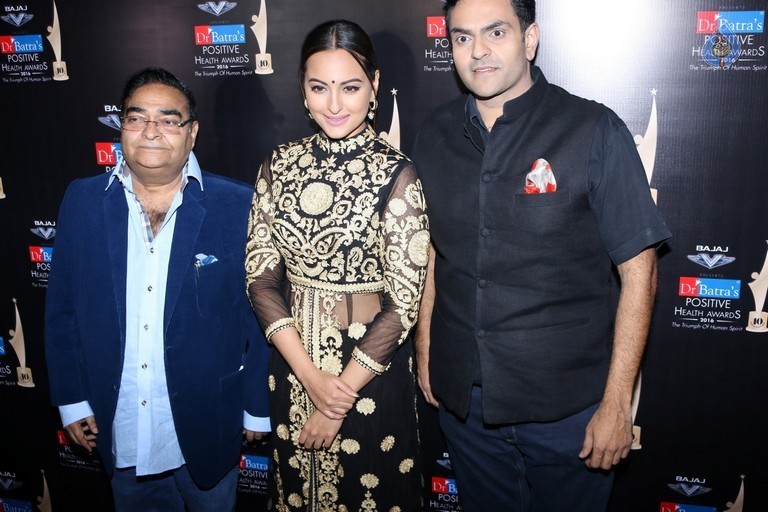 Sonakshi Sinha at Batra Positive Health Award 2016 - 14 / 16 photos