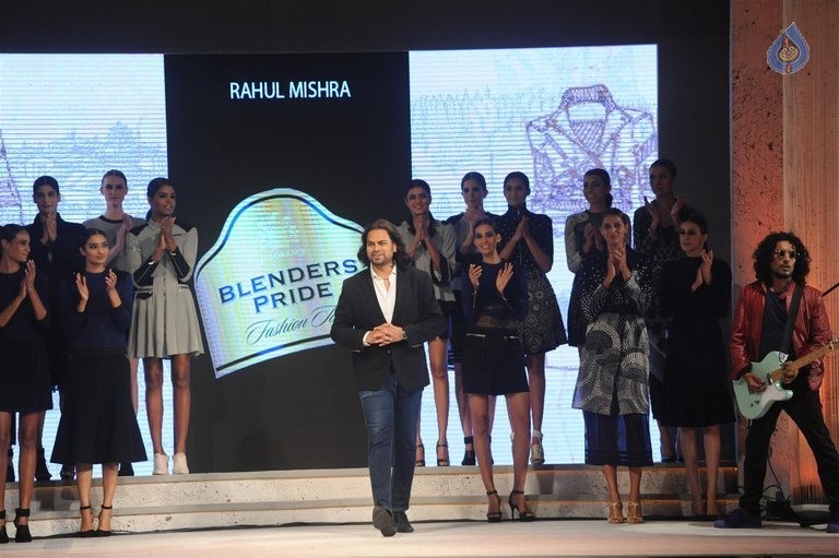 Sonakshi Sinha at Blenders Pride Fashion Tour 2015 - 4 / 42 photos