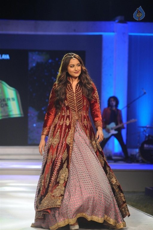 Sonakshi Sinha at Blenders Pride Fashion Tour 2015 - 13 / 42 photos