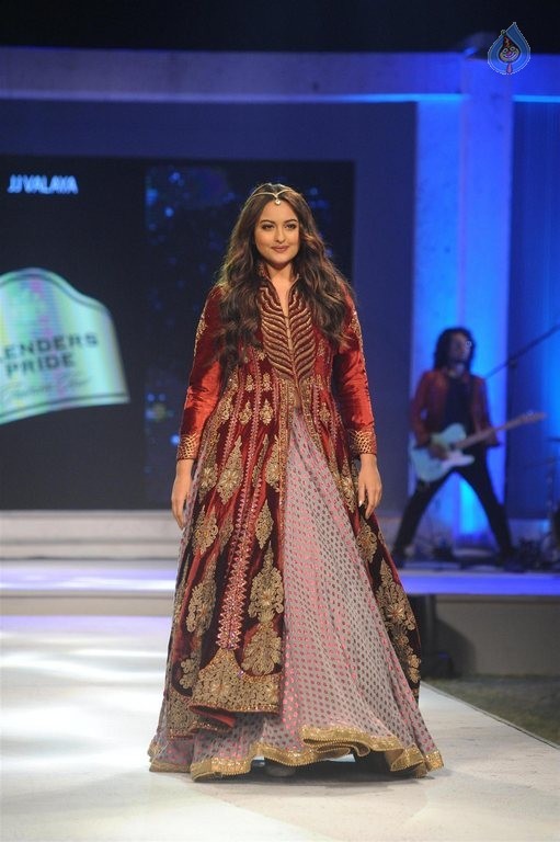 Sonakshi Sinha at Blenders Pride Fashion Tour 2015 - 14 / 42 photos