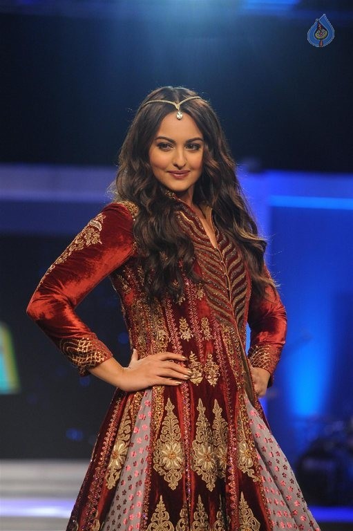 Sonakshi Sinha at Blenders Pride Fashion Tour 2015 - 22 / 42 photos