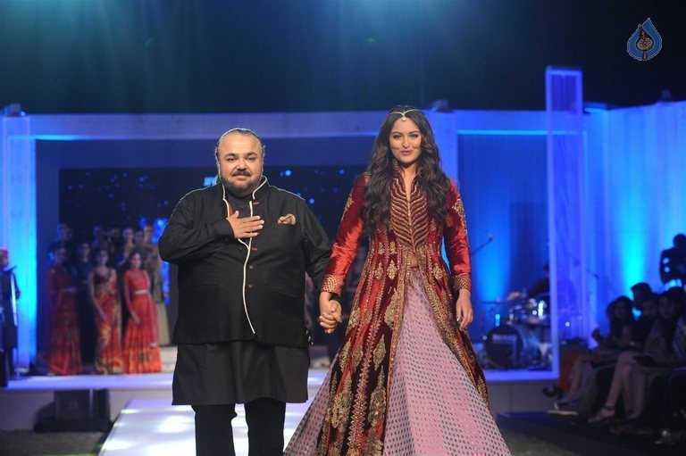 Sonakshi Sinha at Blenders Pride Fashion Tour 2015 - 24 / 42 photos