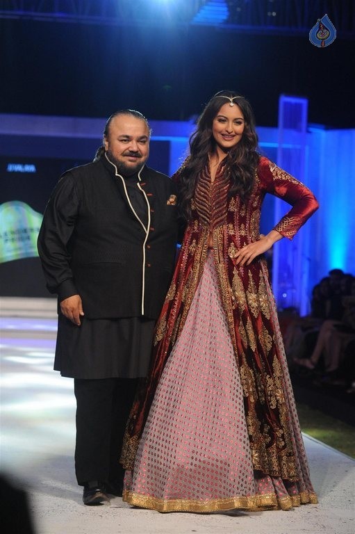 Sonakshi Sinha at Blenders Pride Fashion Tour 2015 - 26 / 42 photos