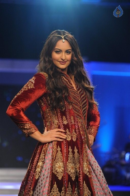 Sonakshi Sinha at Blenders Pride Fashion Tour 2015 - 31 / 42 photos