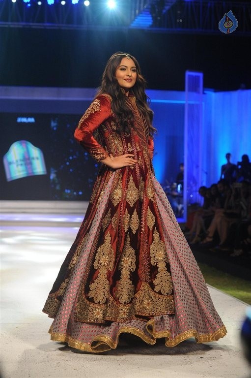 Sonakshi Sinha at Blenders Pride Fashion Tour 2015 - 33 / 42 photos