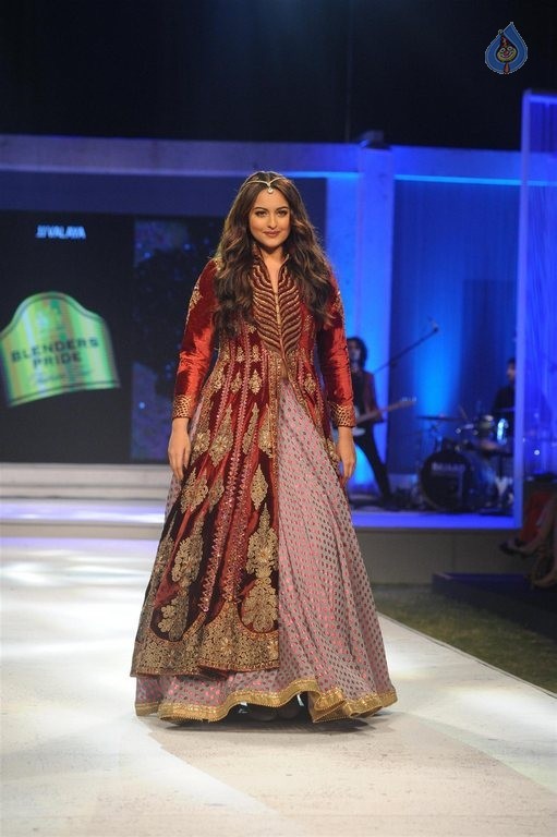 Sonakshi Sinha at Blenders Pride Fashion Tour 2015 - 40 / 42 photos