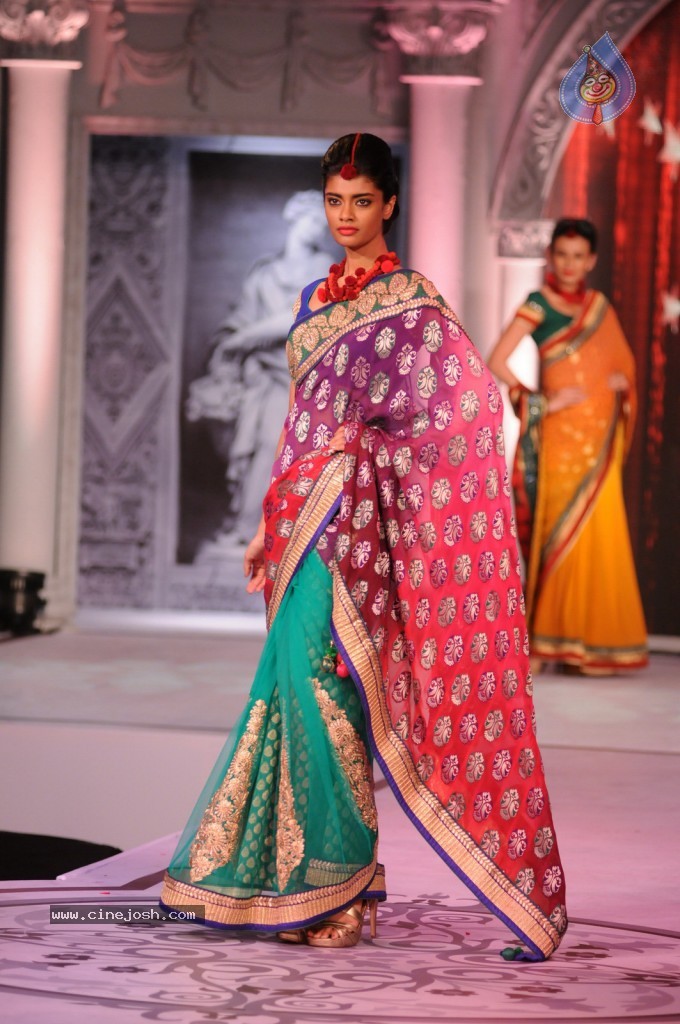 Sonakshi Sinha At The Rajguru Fashion Parade Photo 5 Of 47
