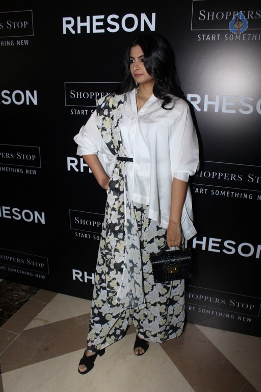 Sonam Kapoor and Rhea Kapoor at Rheson Event - 6 / 28 photos