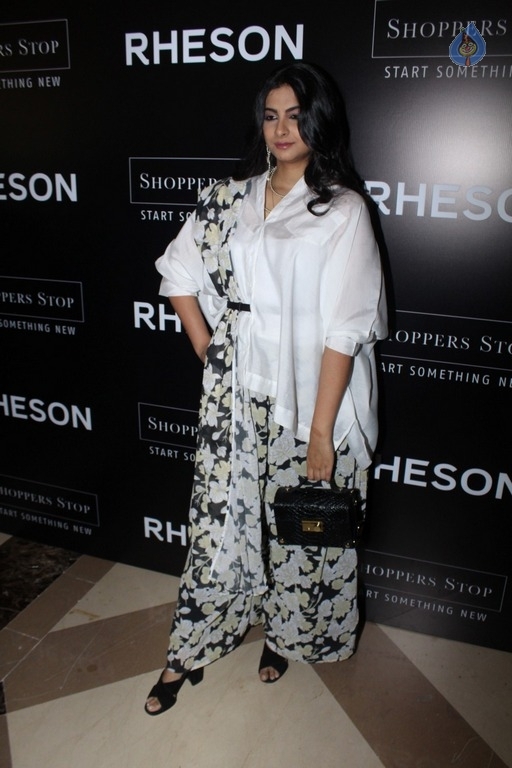 Sonam Kapoor and Rhea Kapoor at Rheson Event - 18 / 28 photos