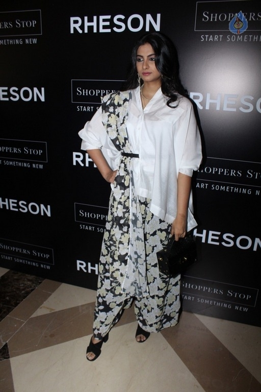 Sonam Kapoor and Rhea Kapoor at Rheson Event - 19 / 28 photos