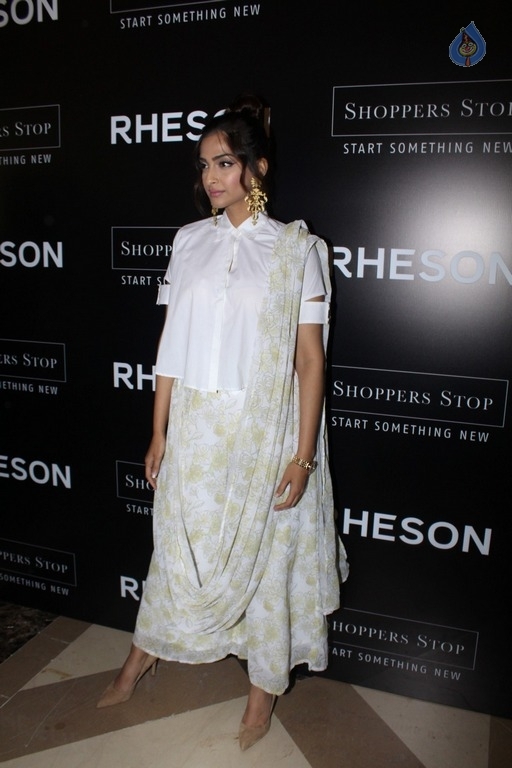 Sonam Kapoor and Rhea Kapoor at Rheson Event - 20 / 28 photos