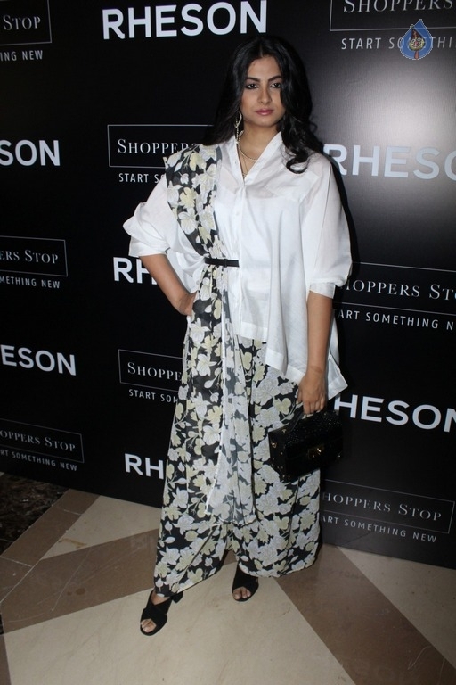 Sonam Kapoor and Rhea Kapoor at Rheson Event - 22 / 28 photos