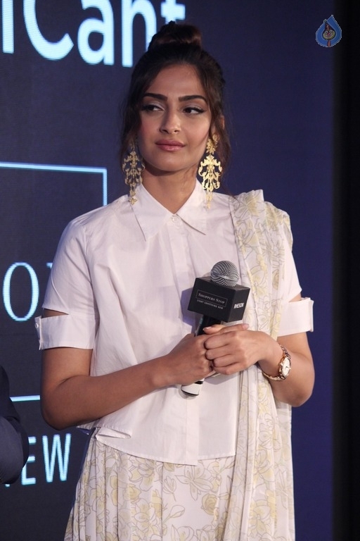 Sonam Kapoor and Rhea Kapoor at Rheson Event - 23 / 28 photos