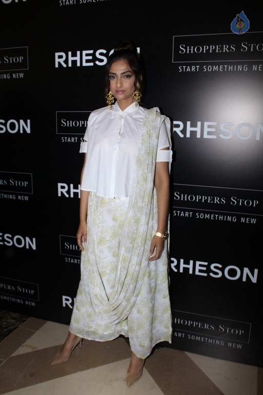 Sonam Kapoor and Rhea Kapoor at Rheson Event - 25 / 28 photos