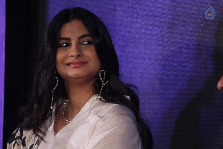 Sonam Kapoor and Rhea Kapoor at Rheson Event - 26 / 28 photos