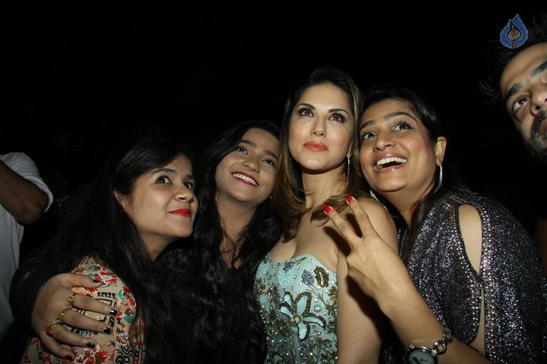 Sunny Leone at Love Land 2016 Concert - 12 / 21 photos