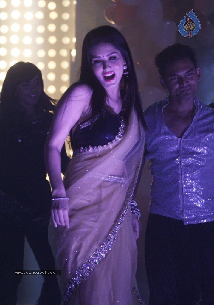 Sunny Leone Promotes Ragini MMS 2 - 5 / 17 photos