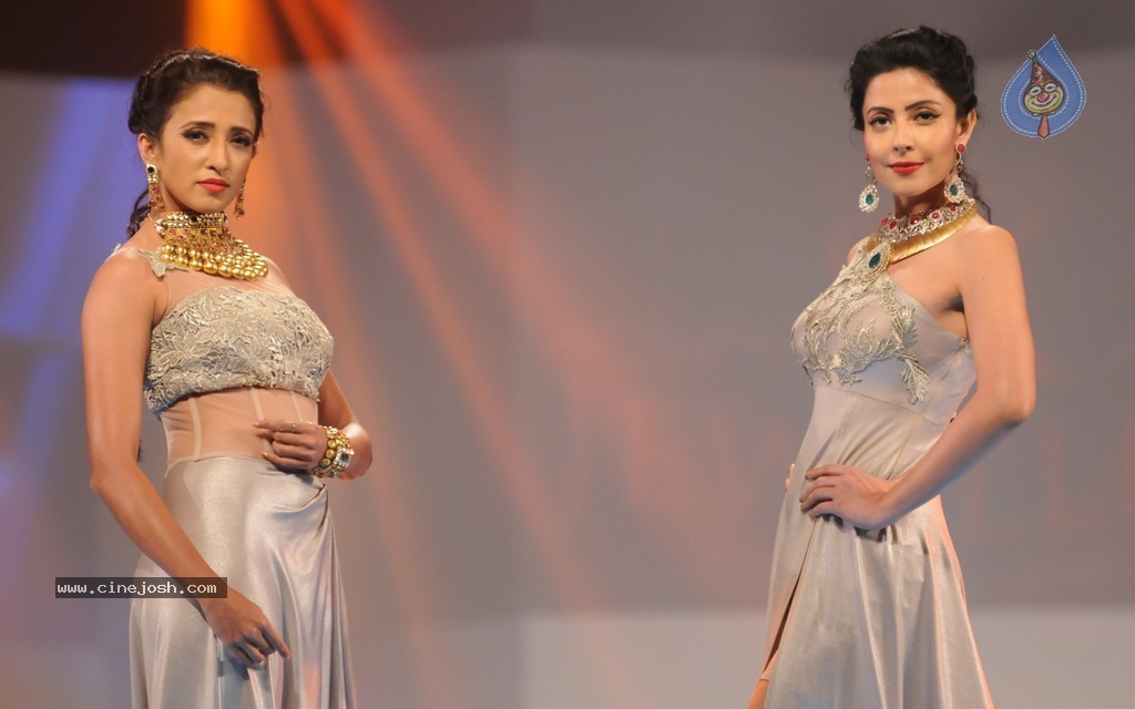 Top Bolly Celebs at IBJA Fashion Show - 4 / 207 photos
