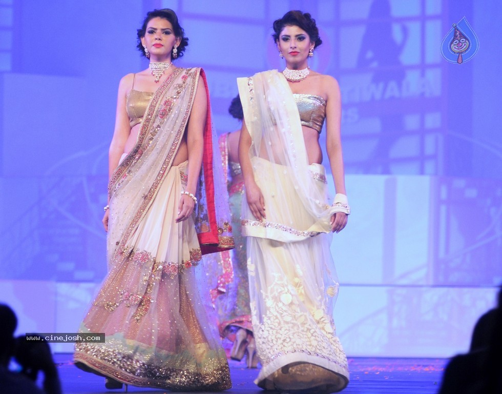 Top Bolly Celebs at IBJA Fashion Show - 26 / 207 photos