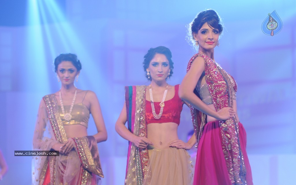 Top Bolly Celebs at IBJA Fashion Show - 29 / 207 photos