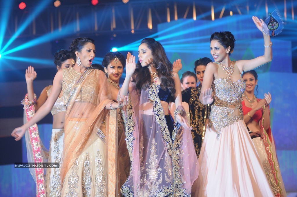 Top Bolly Celebs at IBJA Fashion Show - 36 / 207 photos