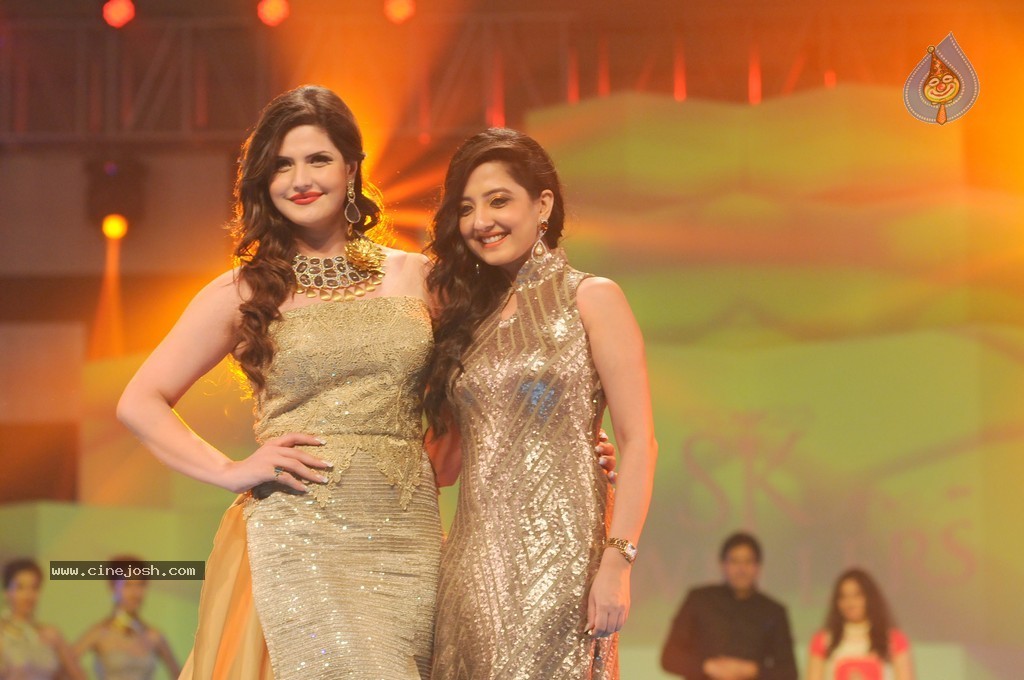 Top Bolly Celebs at IBJA Fashion Show - 46 / 207 photos