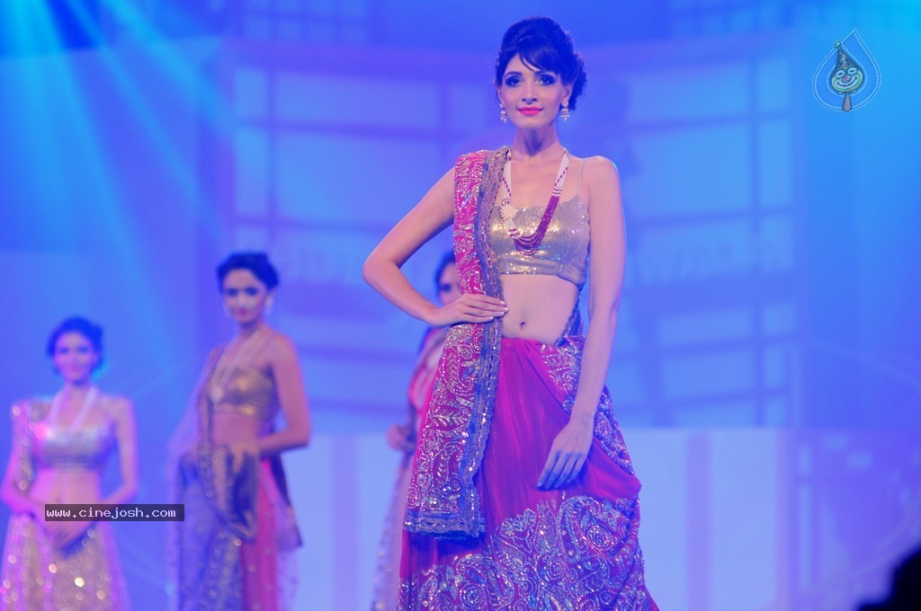 Top Bolly Celebs at IBJA Fashion Show - 50 / 207 photos