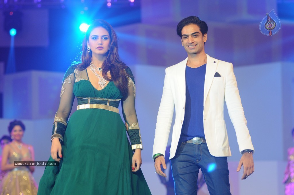 Top Bolly Celebs at IBJA Fashion Show - 53 / 207 photos