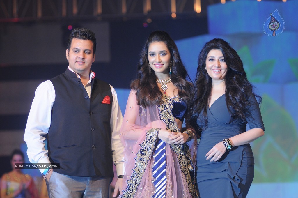 Top Bolly Celebs at IBJA Fashion Show - 59 / 207 photos