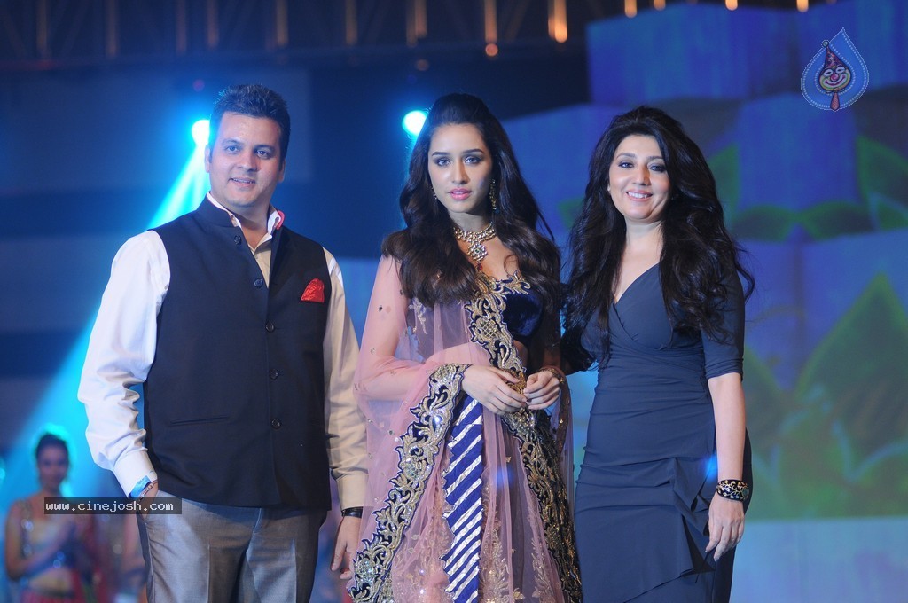 Top Bolly Celebs at IBJA Fashion Show - 63 / 207 photos