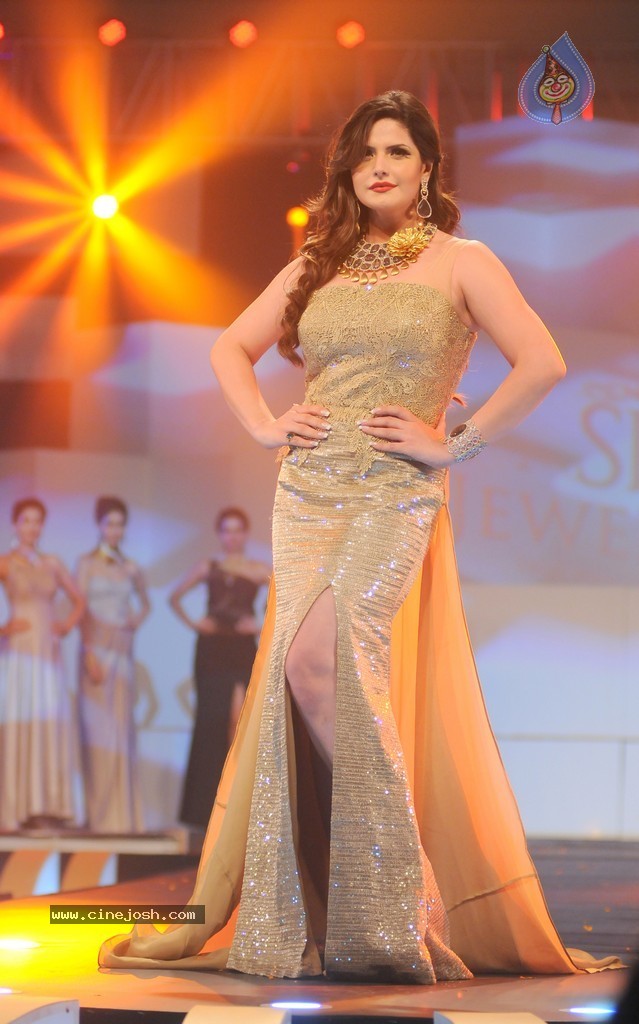 Top Bolly Celebs at IBJA Fashion Show - 68 / 207 photos