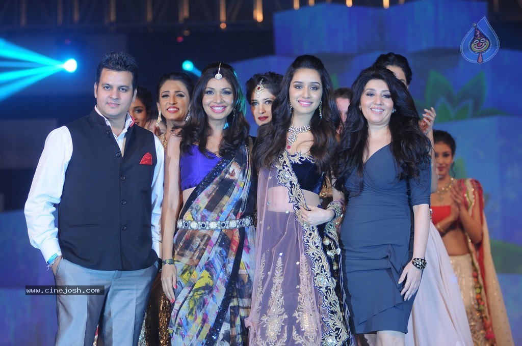 Top Bolly Celebs at IBJA Fashion Show - 87 / 207 photos