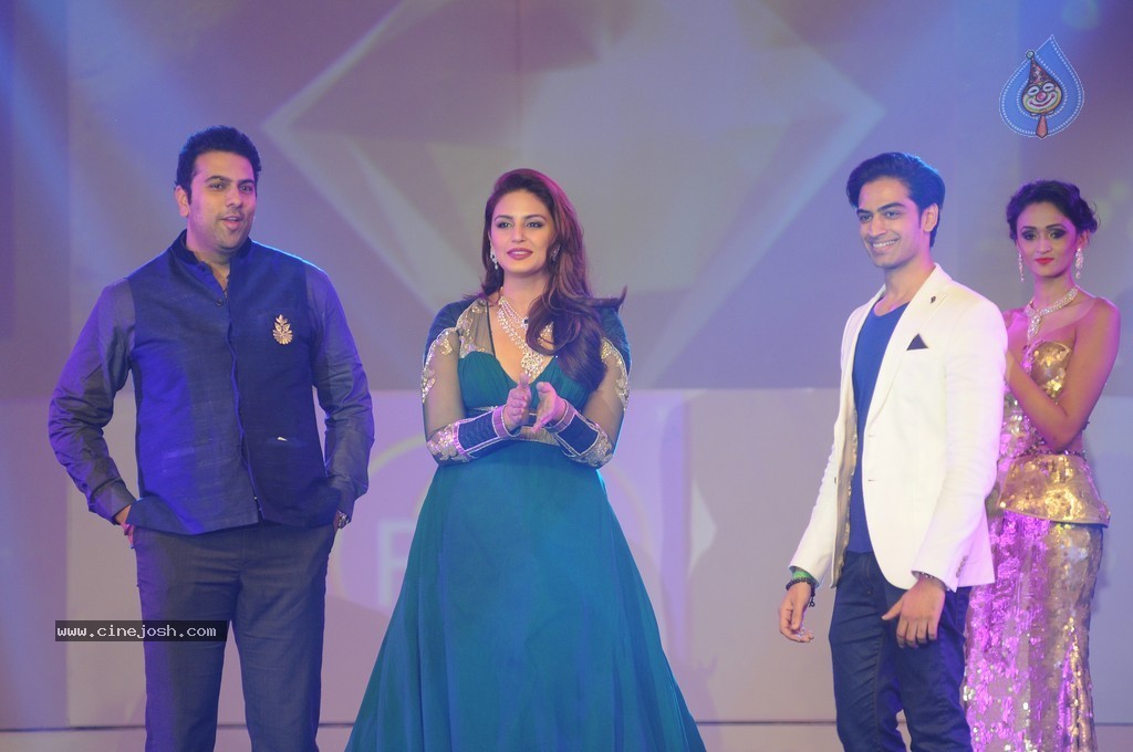 Top Bolly Celebs at IBJA Fashion Show - 103 / 207 photos